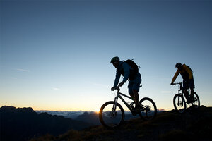 Mountainbiker bei Nacht